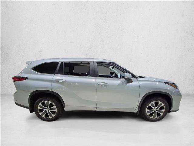 Used 2023 Toyota Highlander XLE FWD image 4