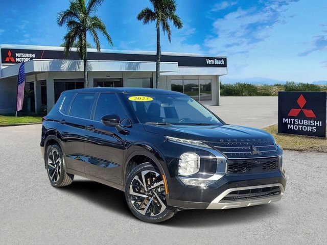Used 2023 Mitsubishi Outlander SE image 1