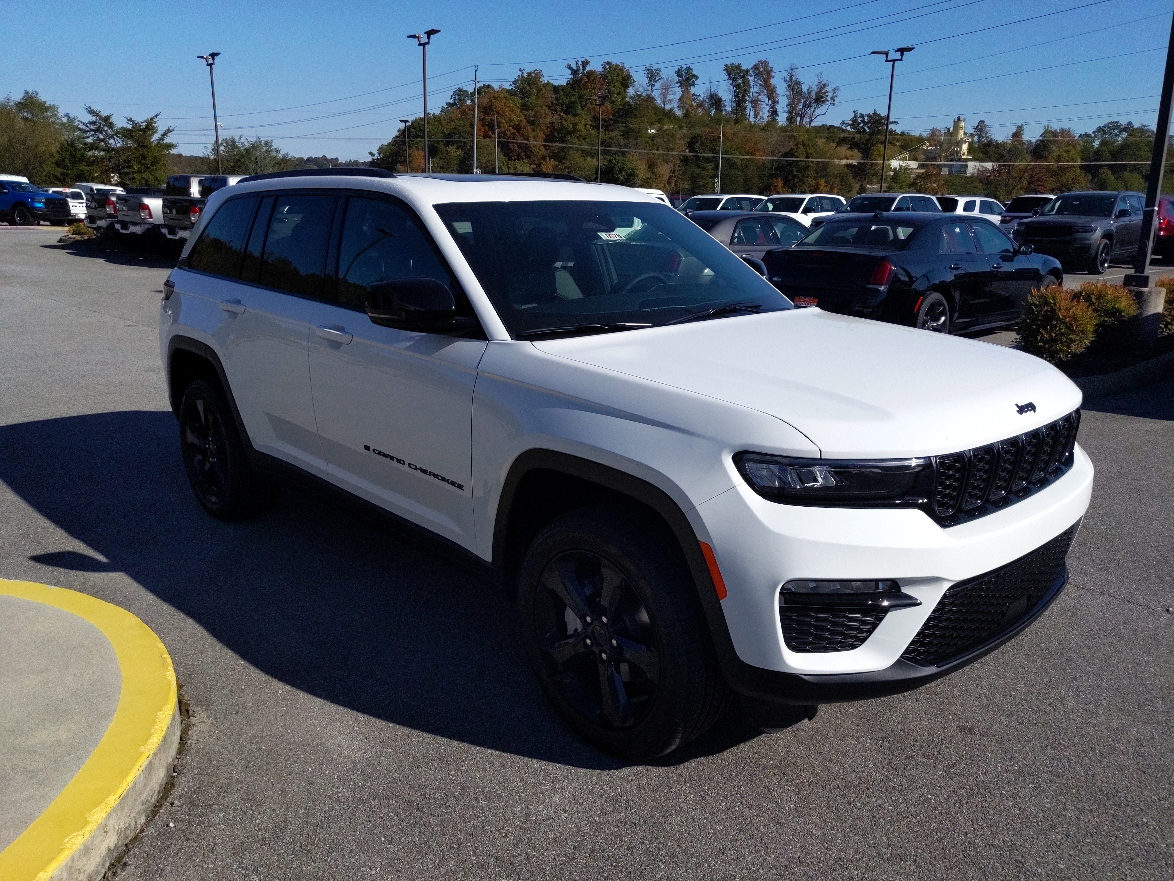 New 2025 Jeep Grand Cherokee Limited w/ Black Appearance Package AWD/4WD image 4