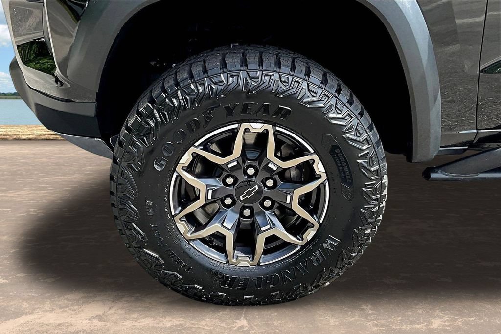 Used 2025 Chevrolet Colorado ZR2 w/ Technology Package AWD/4WD image 36