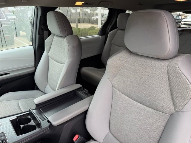 Used 2025 Toyota Sienna LE AWD/4WD image 11