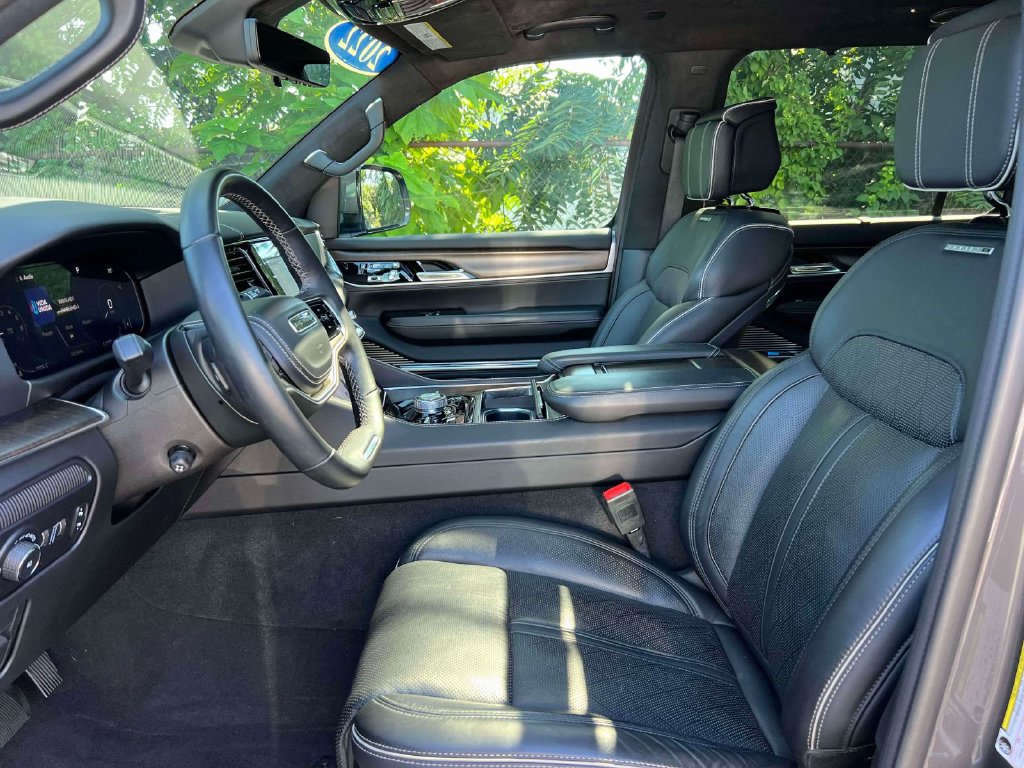 Used 2022 Jeep Grand Wagoneer Series II AWD/4WD image 16