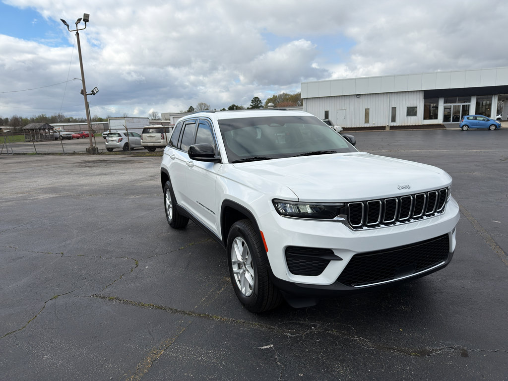 Used 2023 Jeep Grand Cherokee Laredo X image 3