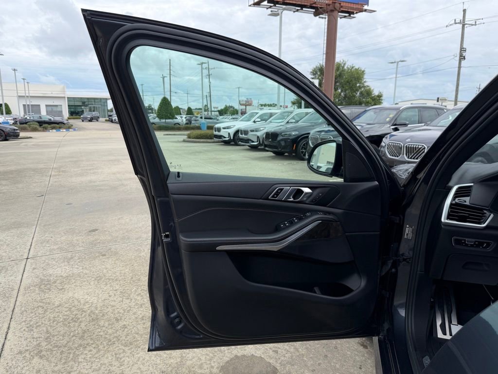 Used 2022 BMW X5 sDrive40i w/ M Sport Package RWD image 9