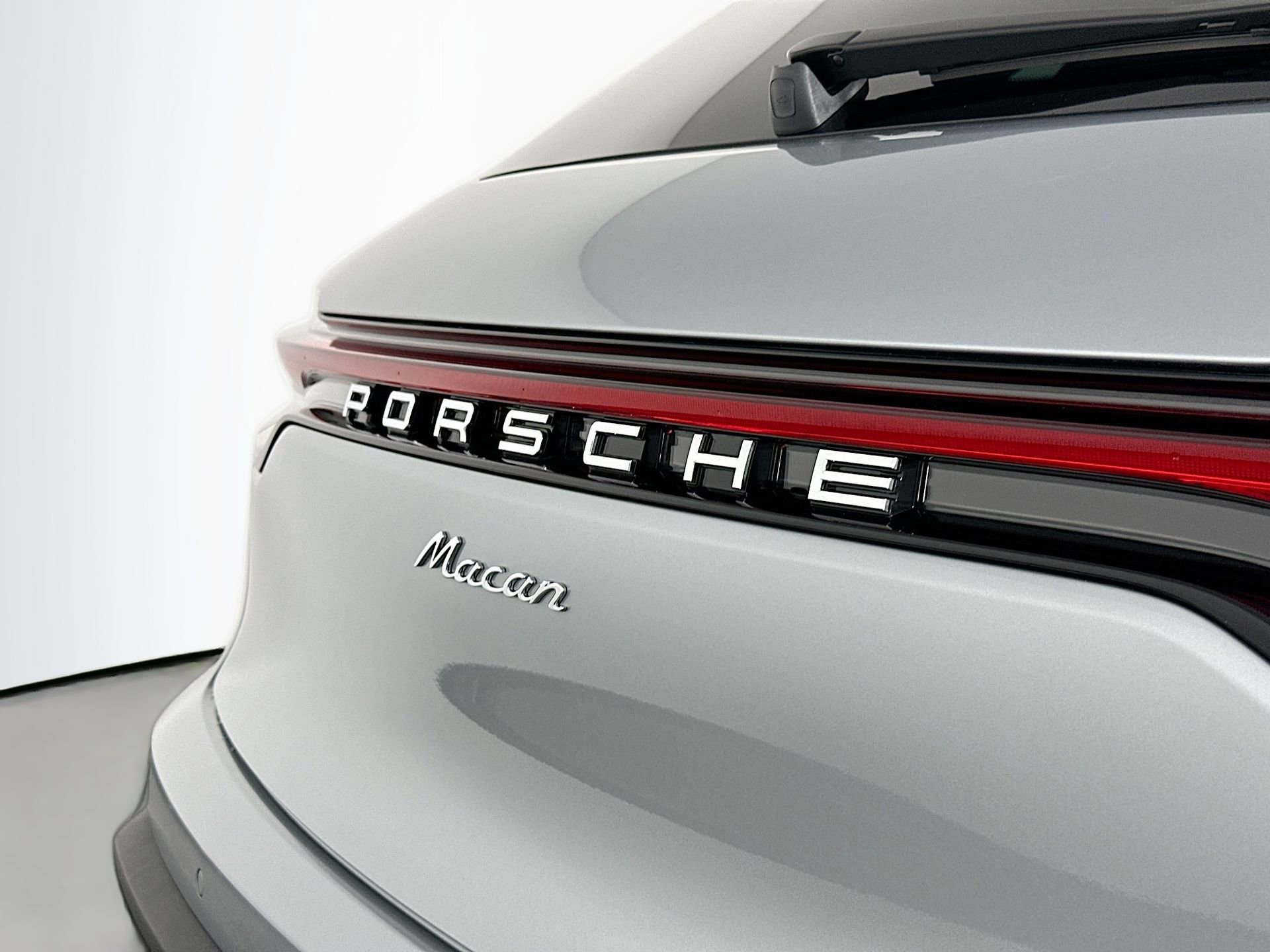 Certified 2025 Porsche Macan image 16