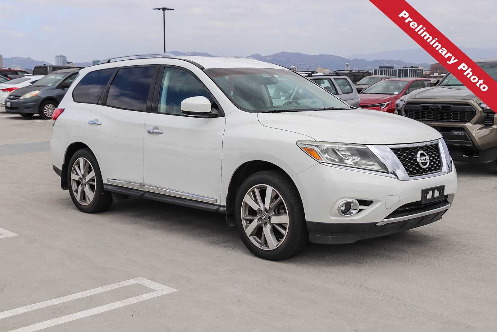 Used 2013 Nissan Pathfinder Platinum FWD image 3
