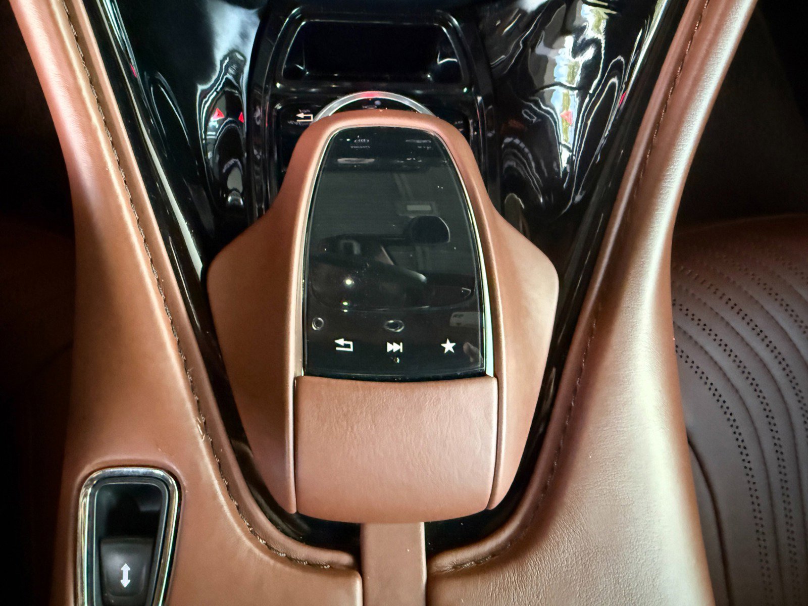 Used 2018 Aston Martin DB11 V12 RWD image 30