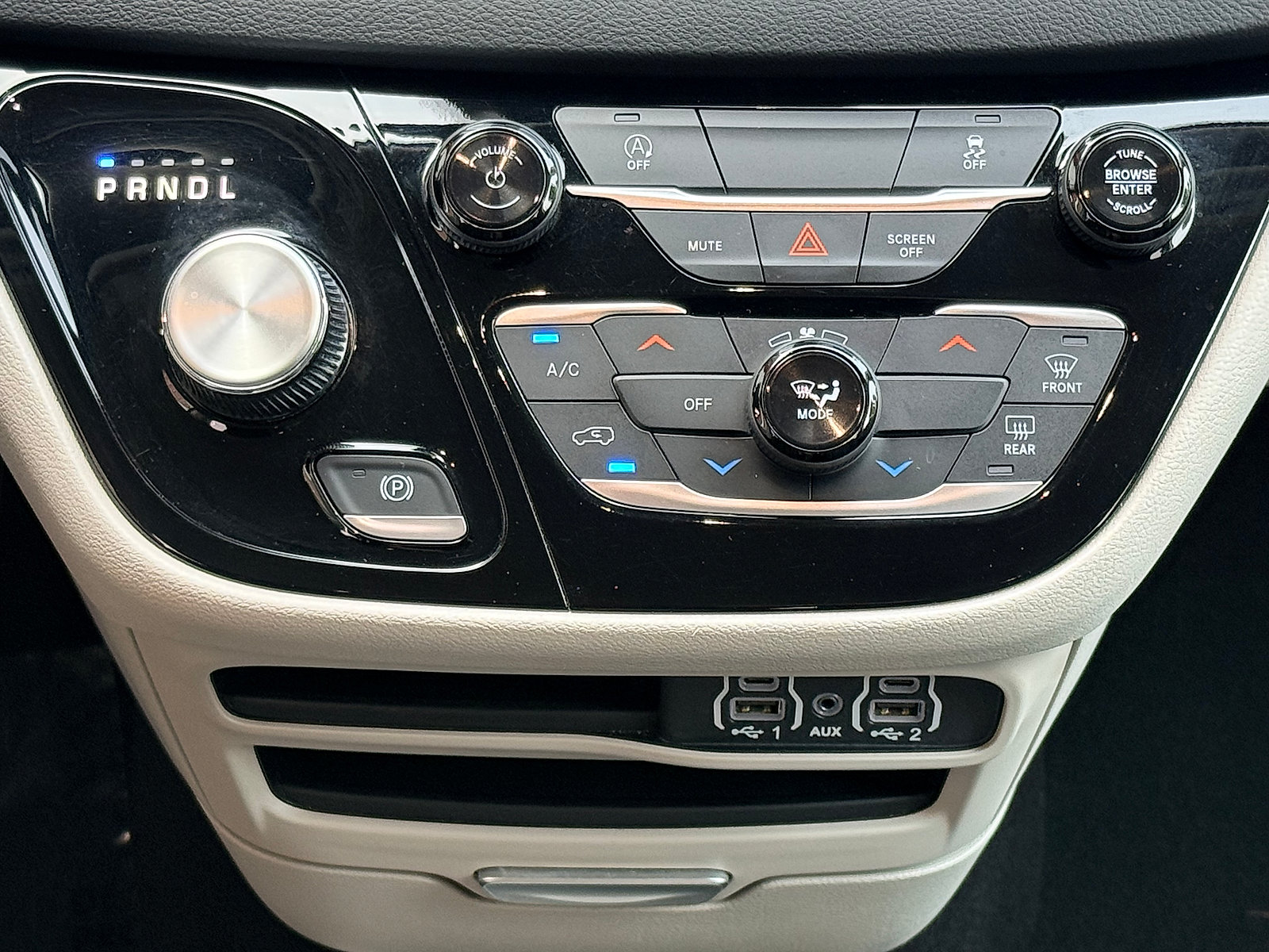 Used 2023 Chrysler Voyager LX FWD image 18