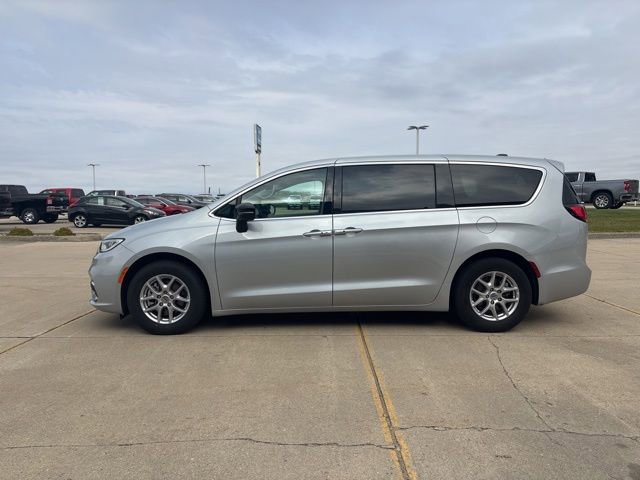 Used 2024 Chrysler Pacifica Touring-L FWD image 6