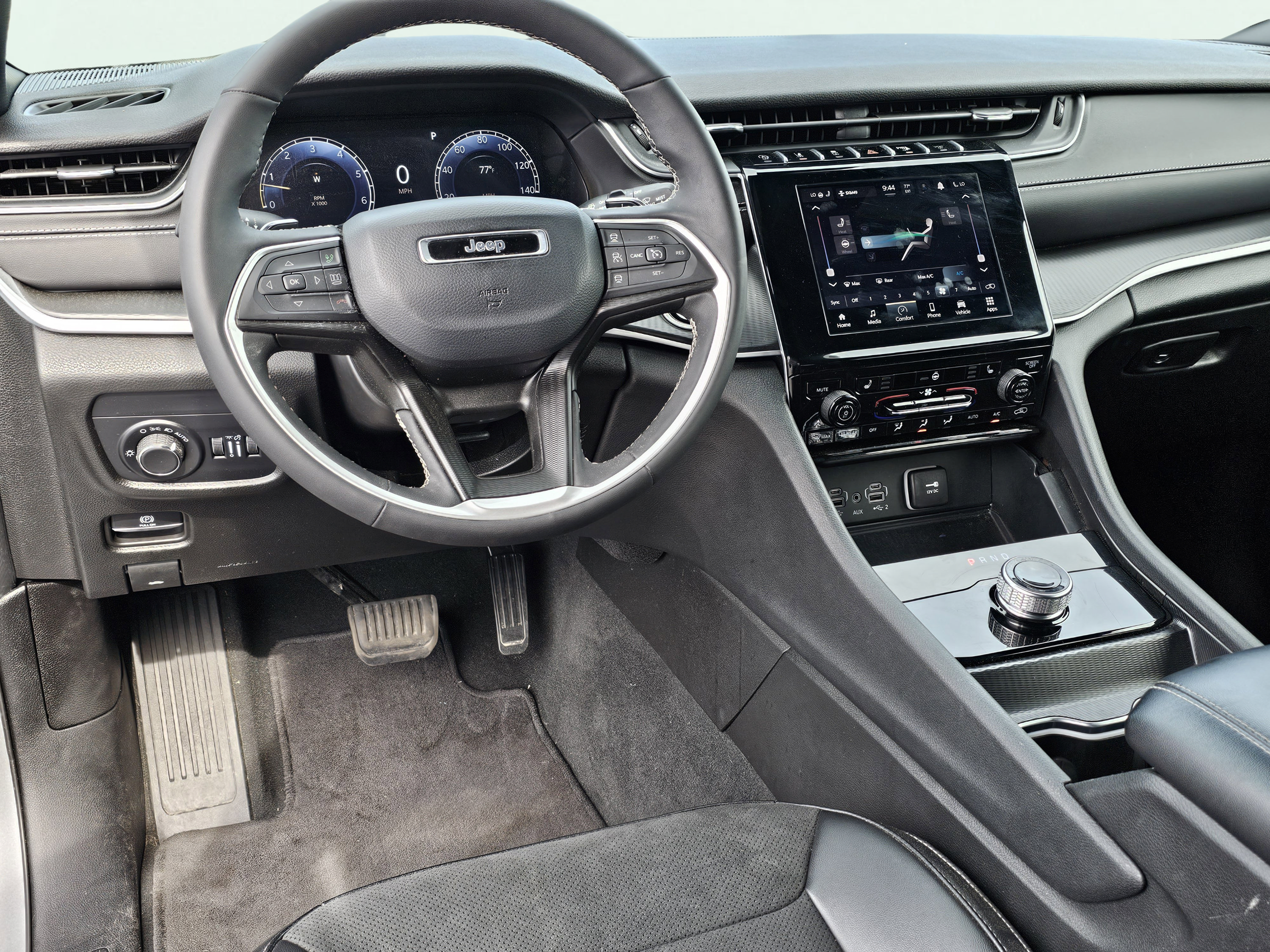 Used 2025 Jeep Grand Cherokee Altitude AWD/4WD image 32
