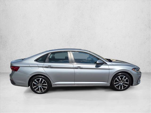 Used 2025 Volkswagen Jetta SE FWD image 4