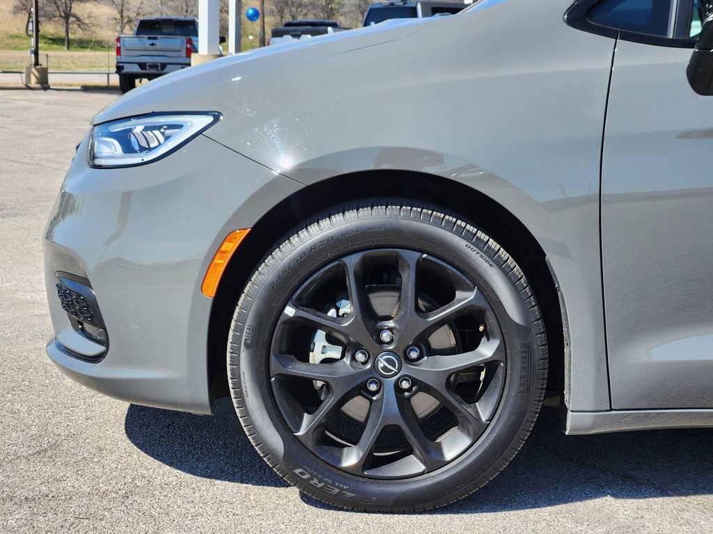Used 2025 Chrysler Pacifica Limited image 8