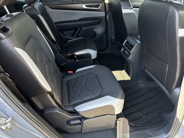 Certified 2024 Volkswagen Atlas Peak Edition SE AWD/4WD image 32