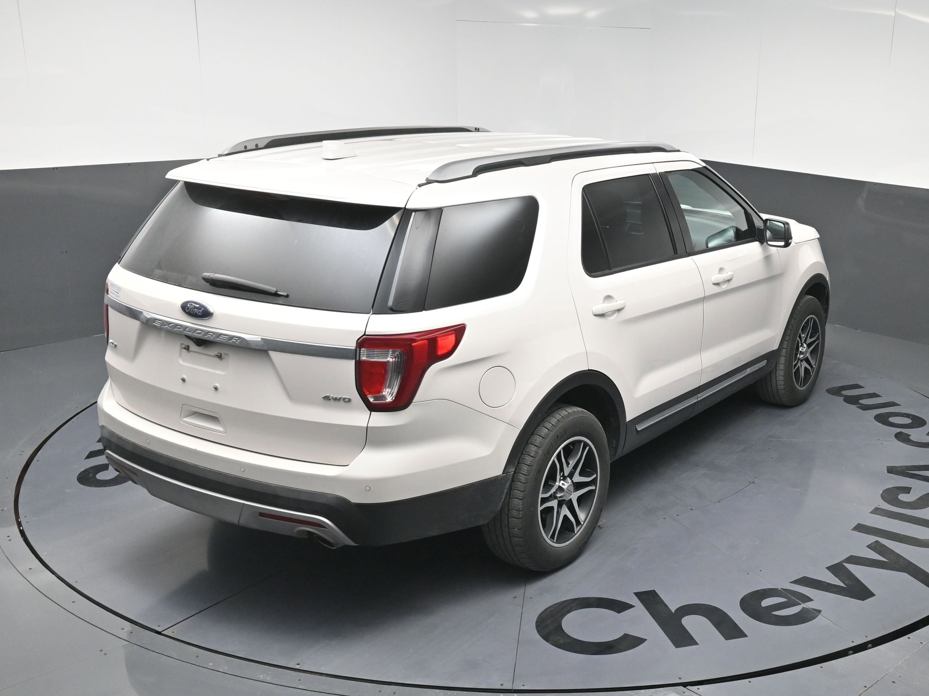 Used 2017 Ford Explorer XLT w/ Equipment Group 202A image 25