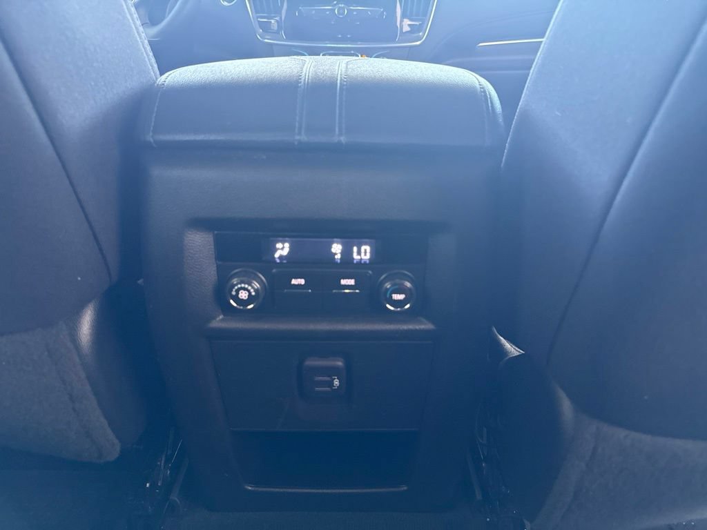 Used 2023 Chevrolet Traverse LT FWD image 40