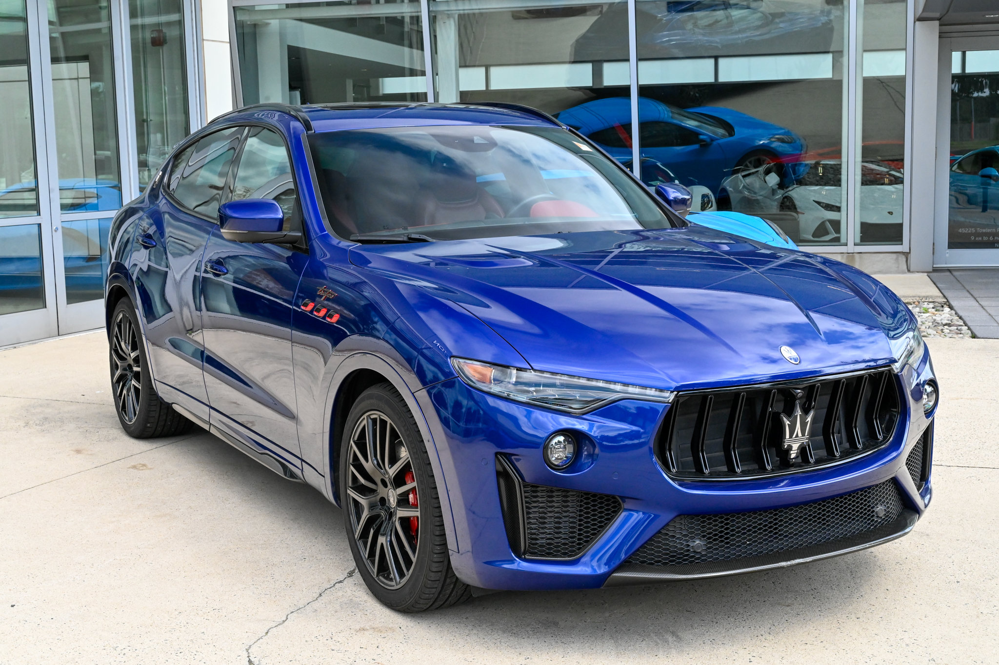 Used 2023 Maserati Levante Trofeo AWD/4WD image 3