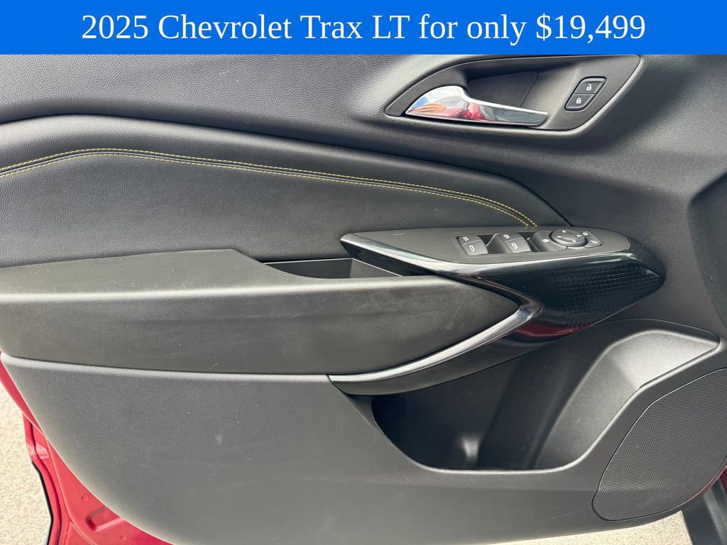 Used 2025 Chevrolet Trax LT FWD image 15