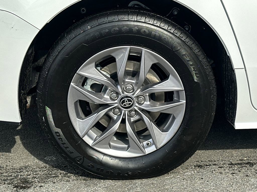 Used 2025 Toyota Sienna LE image 6