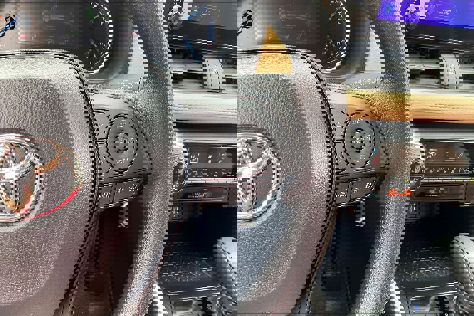 Used 2025 Toyota RAV4 LE AWD/4WD image 24