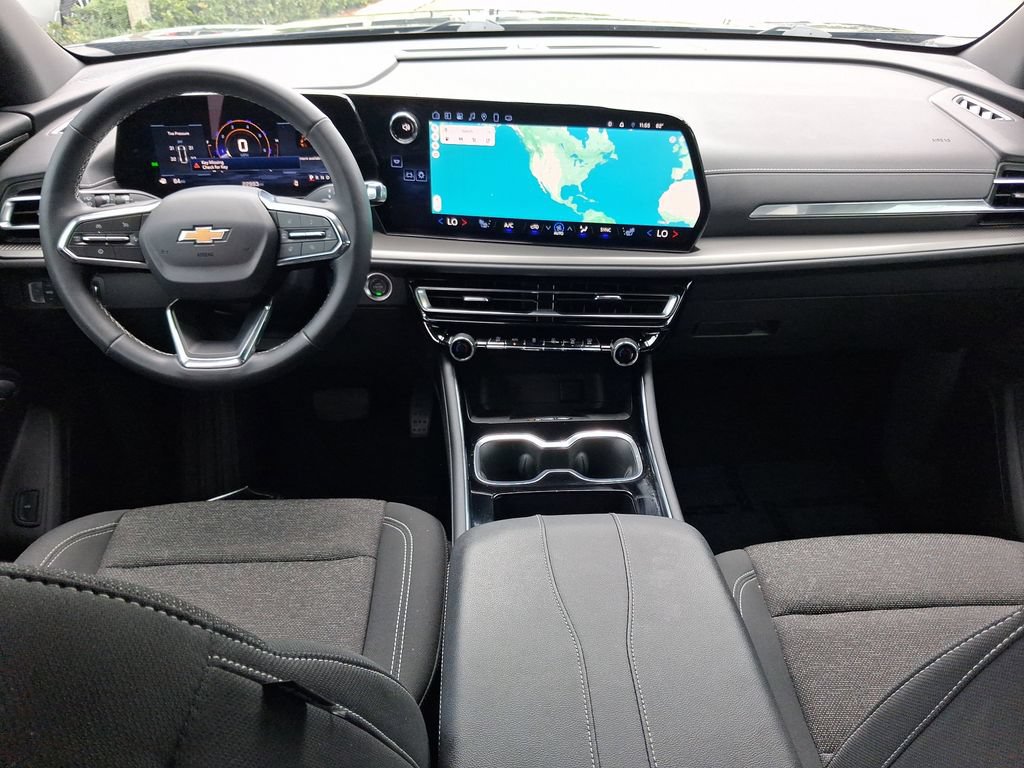 Used 2025 Chevrolet Traverse LT FWD image 9