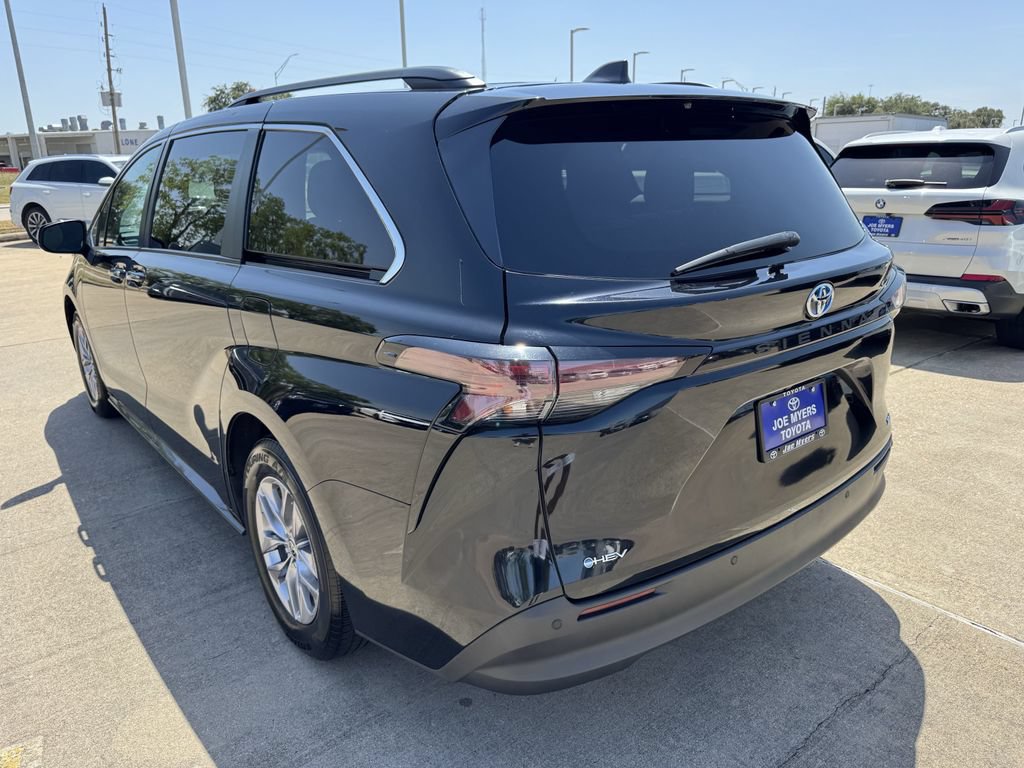 Used 2025 Toyota Sienna XLE FWD image 5
