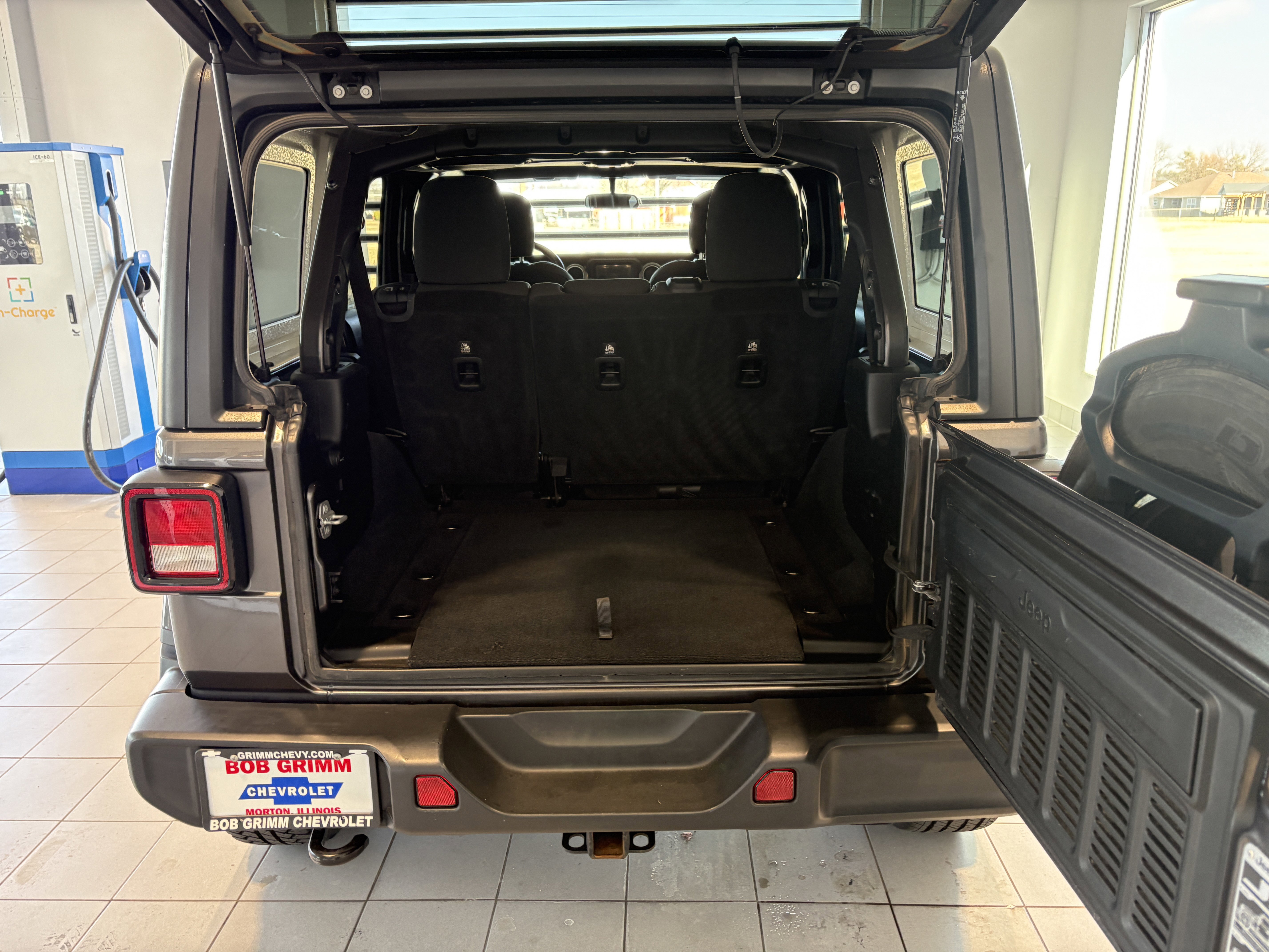 Used 2019 Jeep Wrangler Unlimited Sahara AWD/4WD image 5