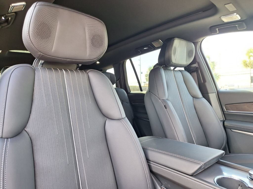 New 2027 Cadillac Vistiq Luxury w/ LPO, Floor Liner Package AWD/4WD image 29