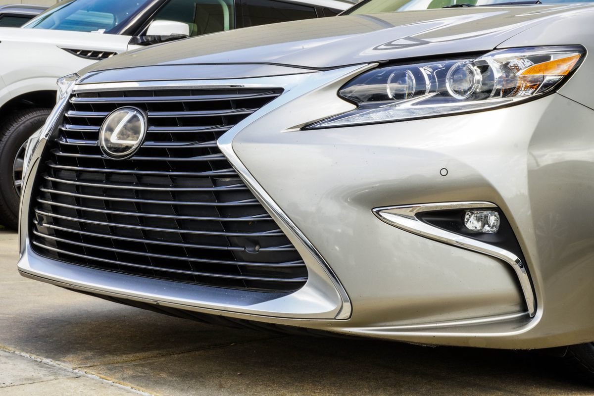 Used 2018 Lexus ES 350 w/ Ultra Luxury Package FWD image 2