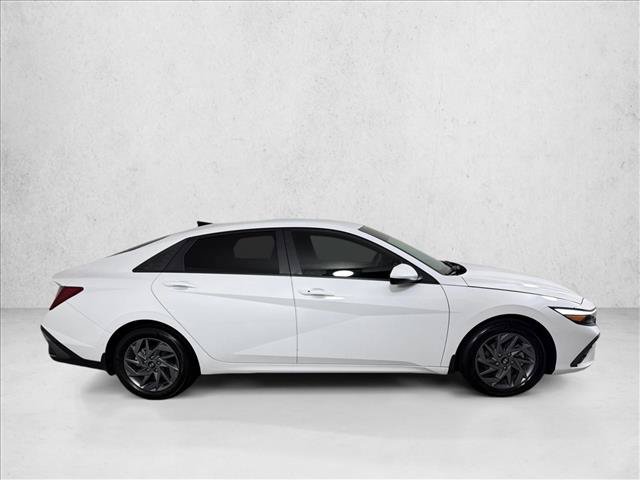 Used 2024 Hyundai Elantra SEL FWD image 3