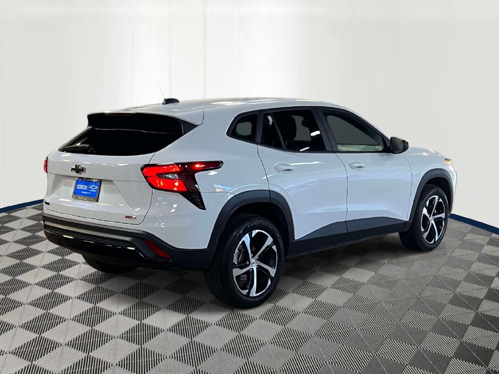 Used 2024 Chevrolet Trax RS w/ Driver Confidence Package FWD image 4