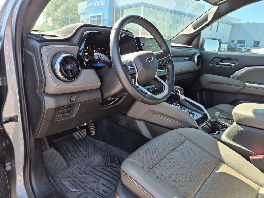 Used 2025 Chevrolet Colorado ZR2 w/ Technology Package AWD/4WD image 16