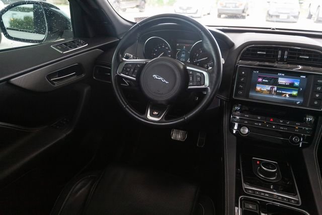 Used 2018 Jaguar F-PACE S image 27