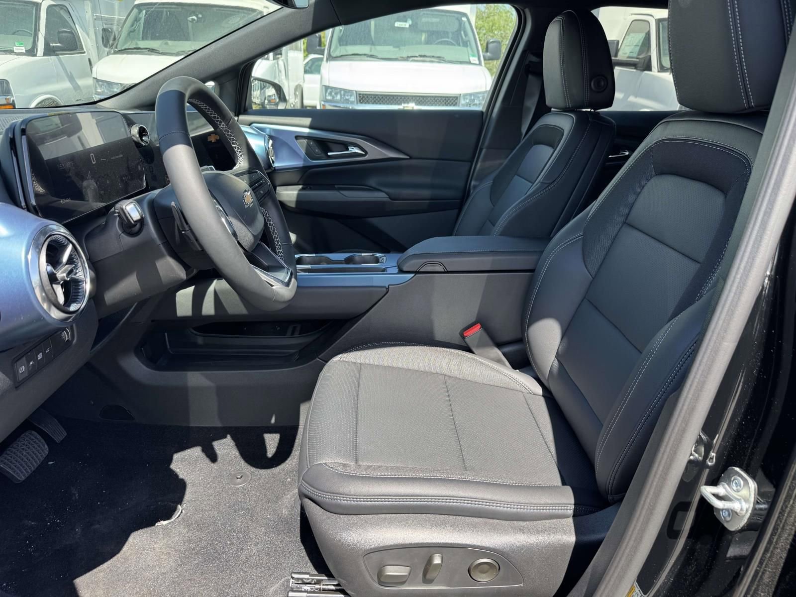 New 2026 Chevrolet Equinox EV LT w/ LPO, Blackout Package FWD image 23