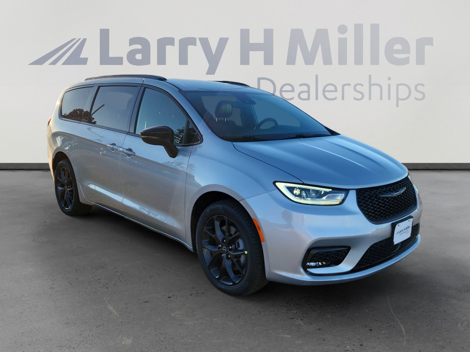 New 2026 Chrysler Pacifica Select w/ S Appearance Package AWD/4WD image 8