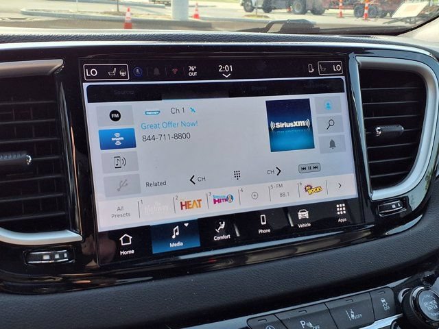 Used 2025 Chrysler Pacifica Select FWD image 7