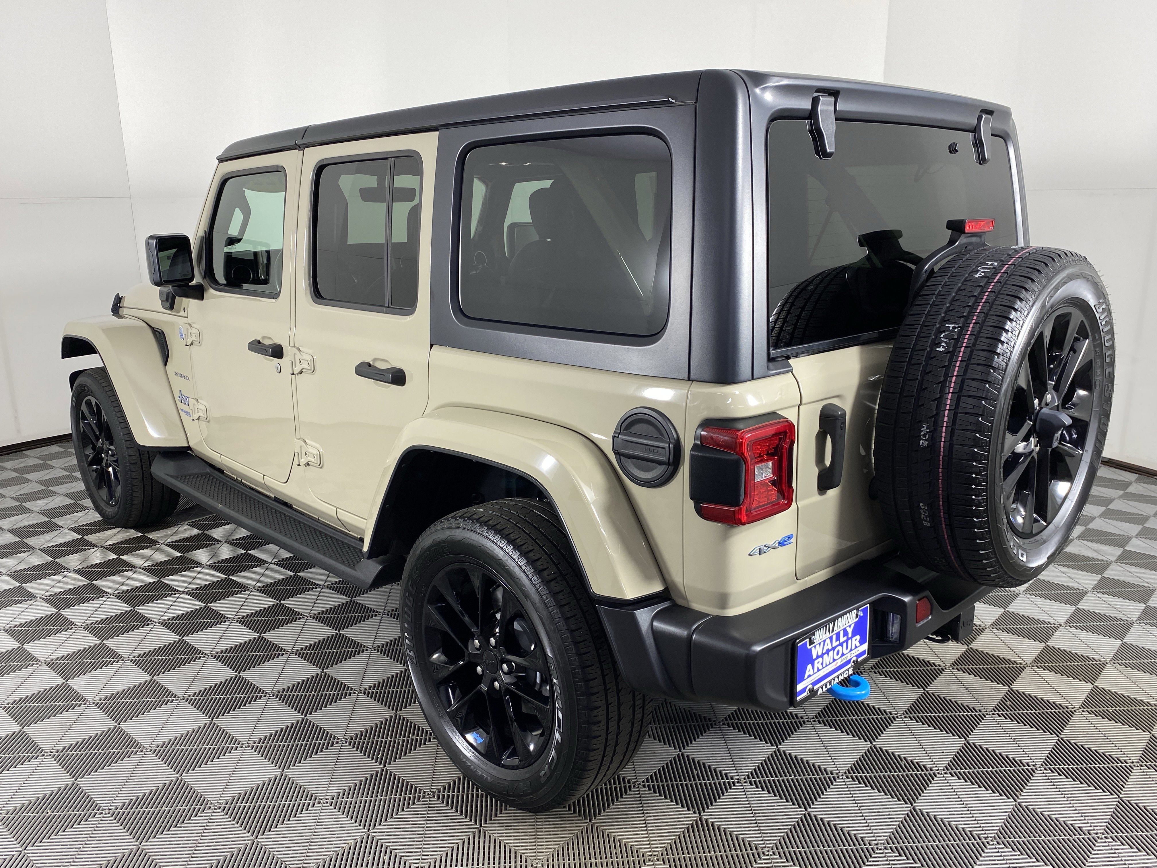 Used 2022 Jeep Wrangler Unlimited Sahara w/ Cold Weather Group image 10