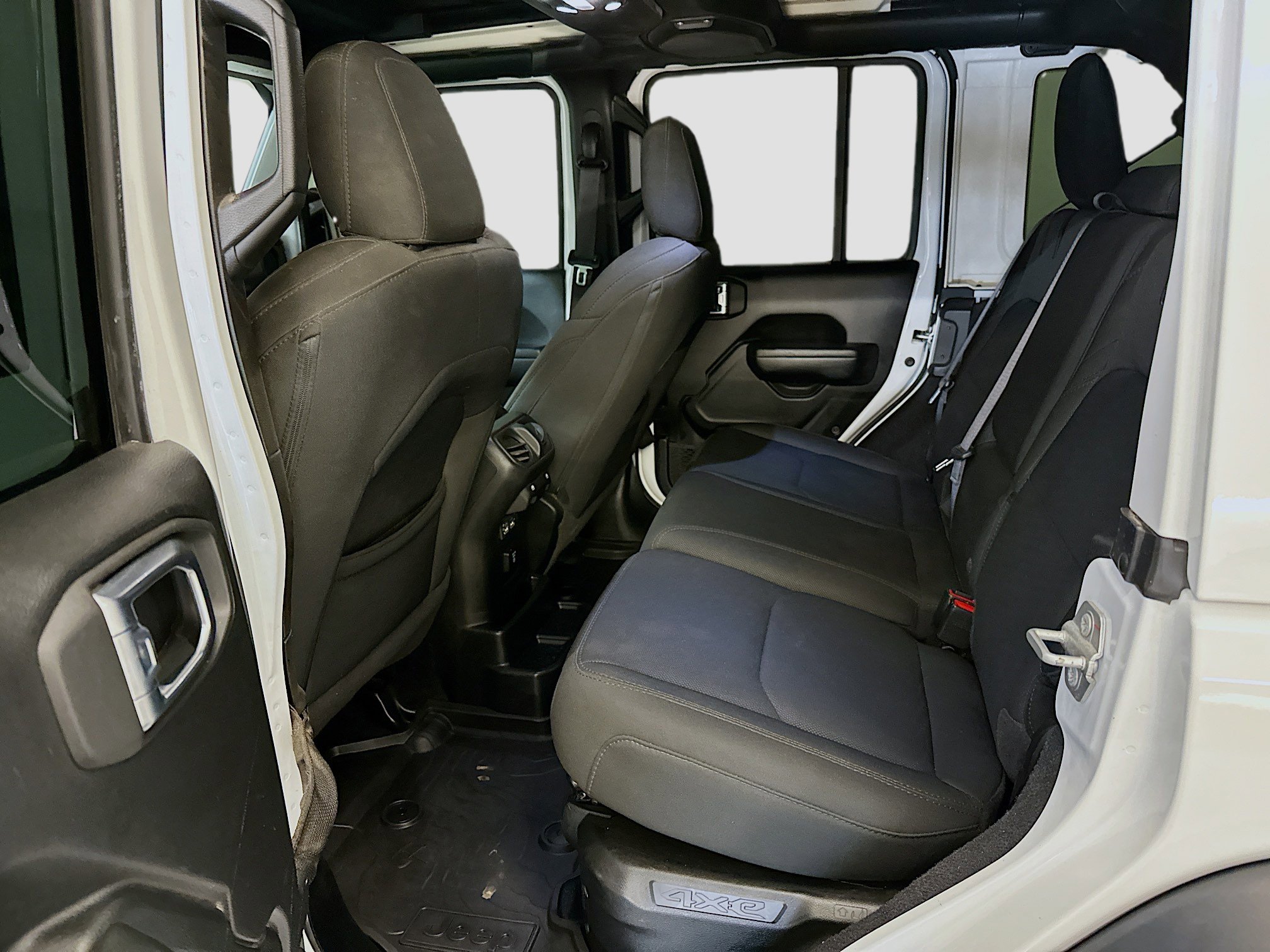 Used 2023 Jeep Wrangler Unlimited w/ Sun & Screen Package image 29