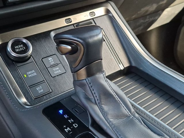 Used 2024 Lexus GX 550 w/ Accessory Package (31) AWD/4WD image 11
