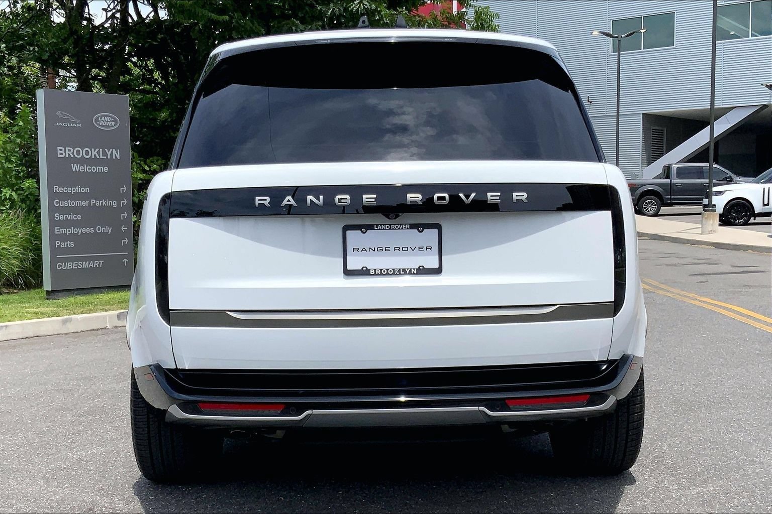 Certified 2025 Land Rover Range Rover Long Wheelbase SE AWD/4WD image 4