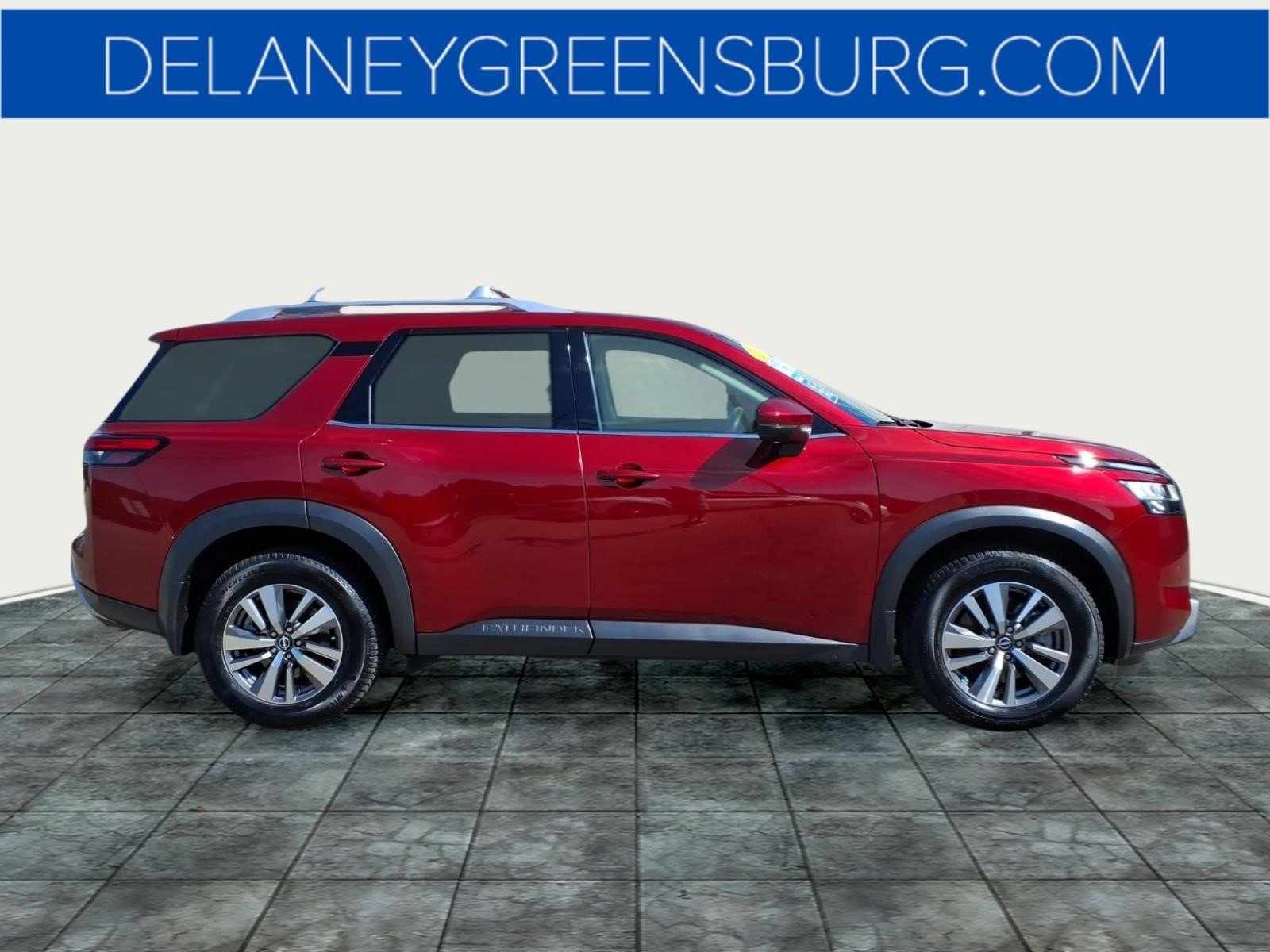 Used 2022 Nissan Pathfinder SL w/ SL Black Package AWD/4WD image 2