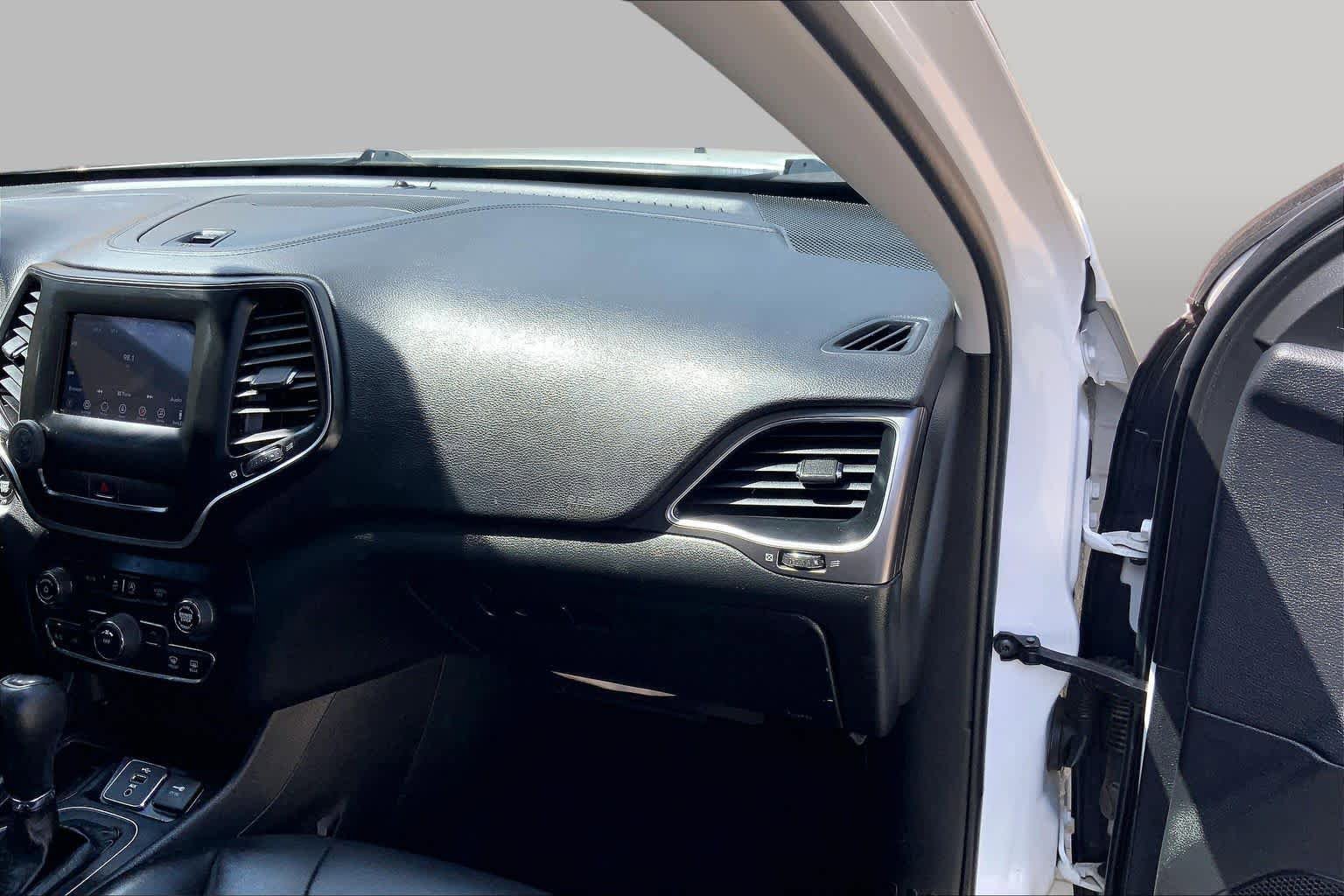 Used 2019 Jeep Cherokee Latitude Plus FWD image 19
