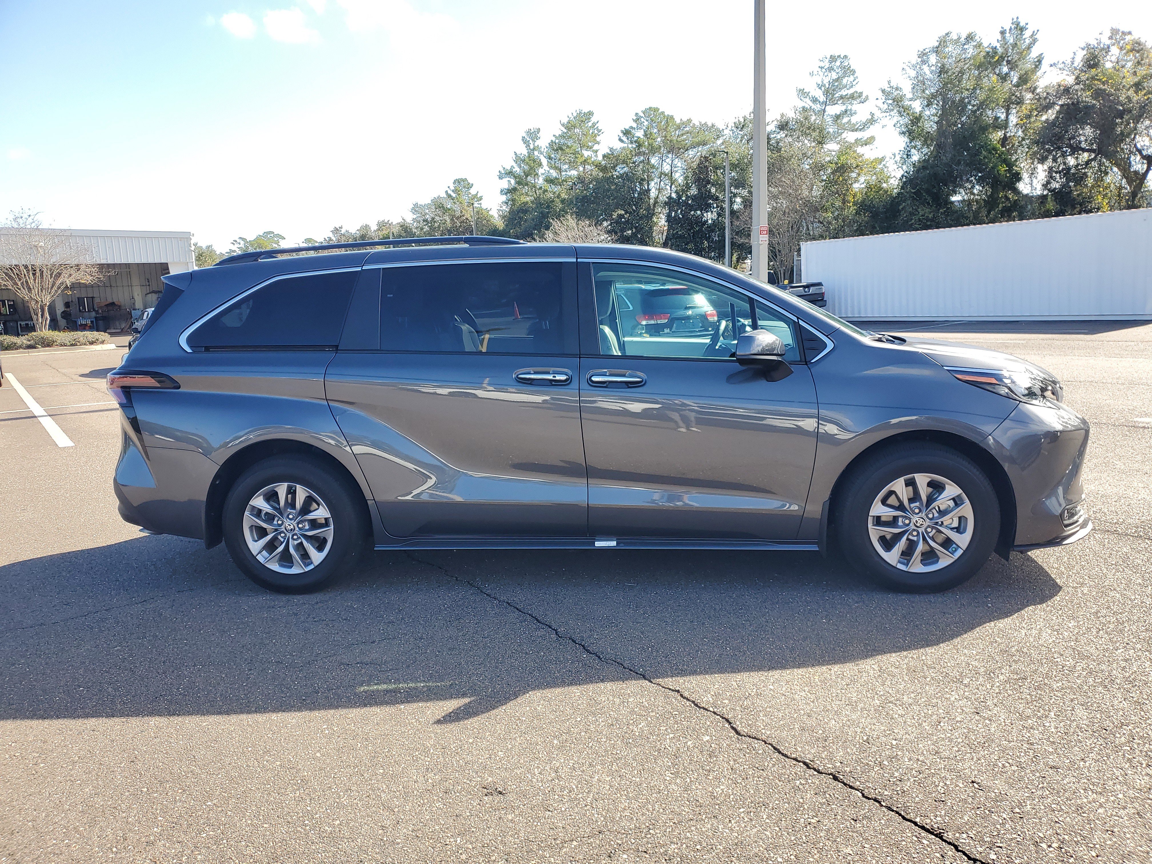 Used 2025 Toyota Sienna XLE image 16