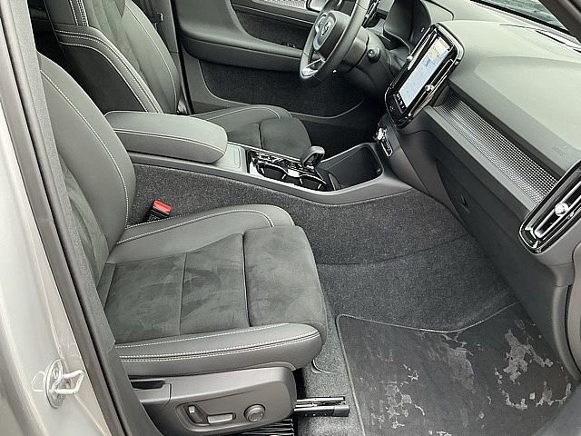 Certified 2025 Volvo XC40 B5 Plus image 21