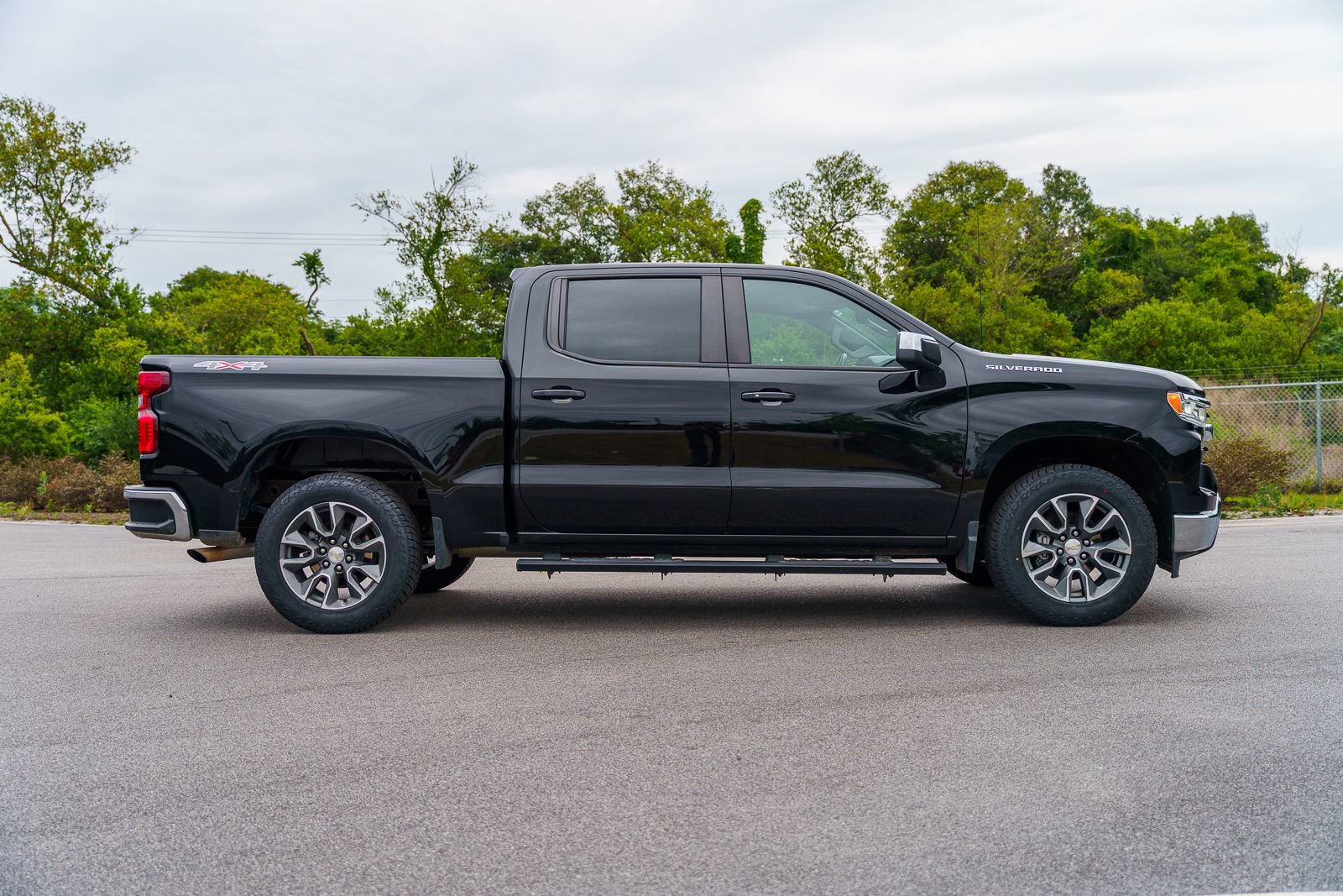 Used 2023 Chevrolet Silverado 1500 LT AWD/4WD image 9