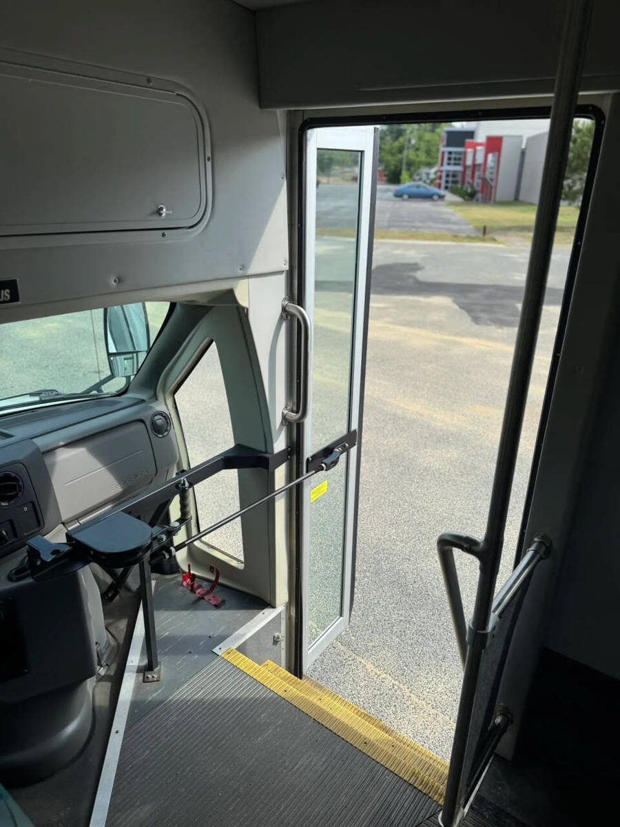 Used 2015 Ford E-350 and Econoline 350 Super Duty RWD image 19