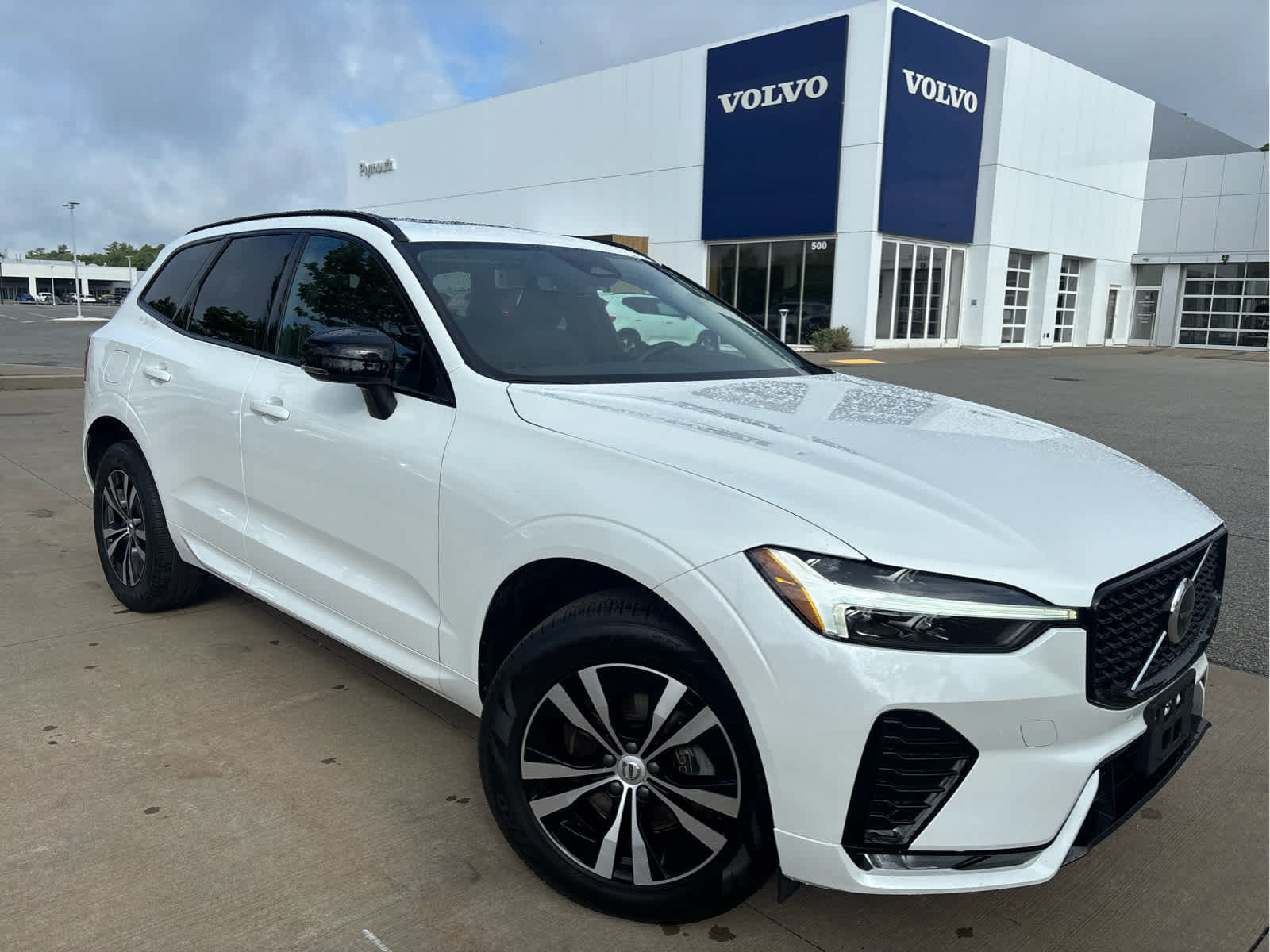 Used 2024 Volvo XC60 B5 Core AWD/4WD image 2