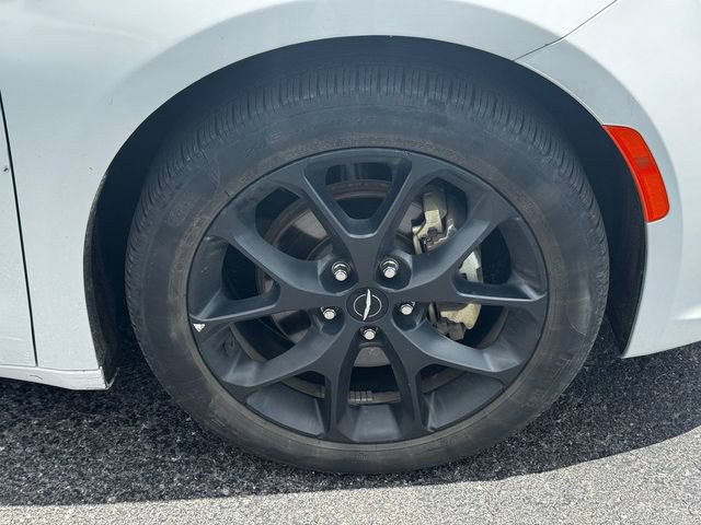 Certified 2025 Chrysler Pacifica Limited FWD image 9