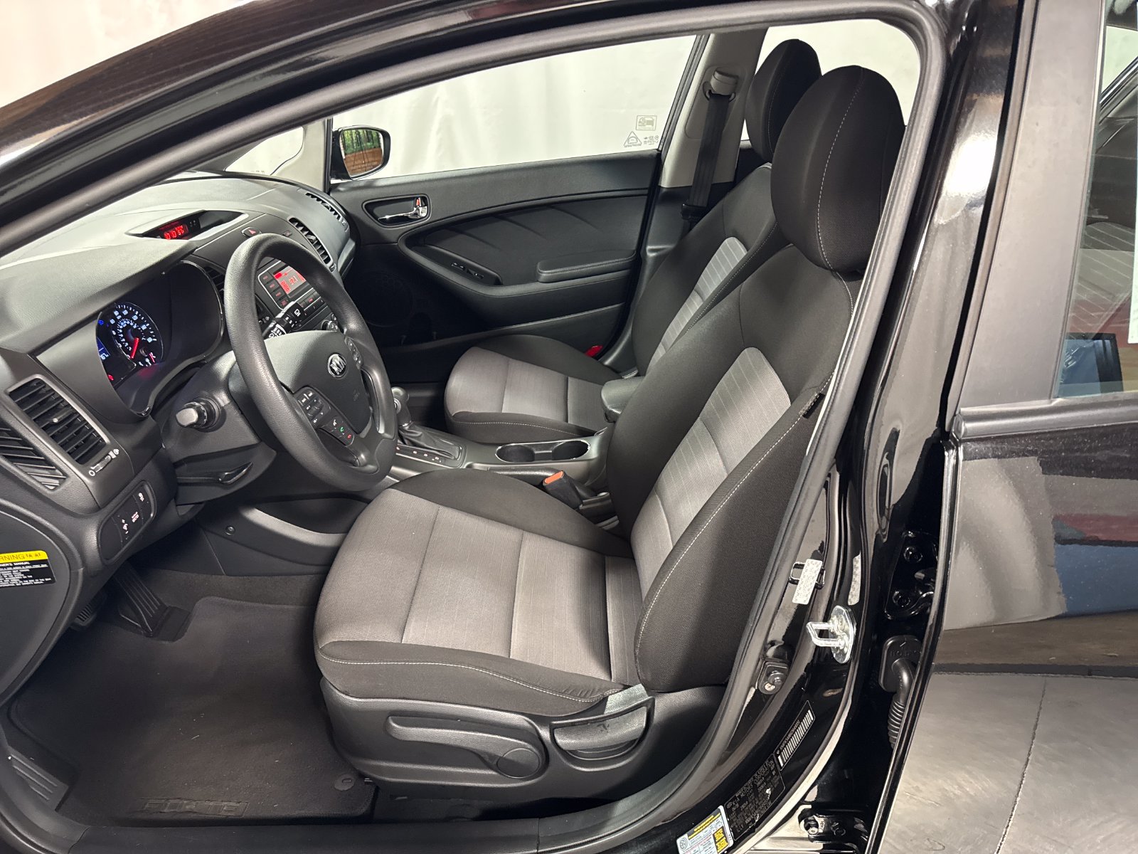 Used 2016 Kia Forte LX FWD image 3
