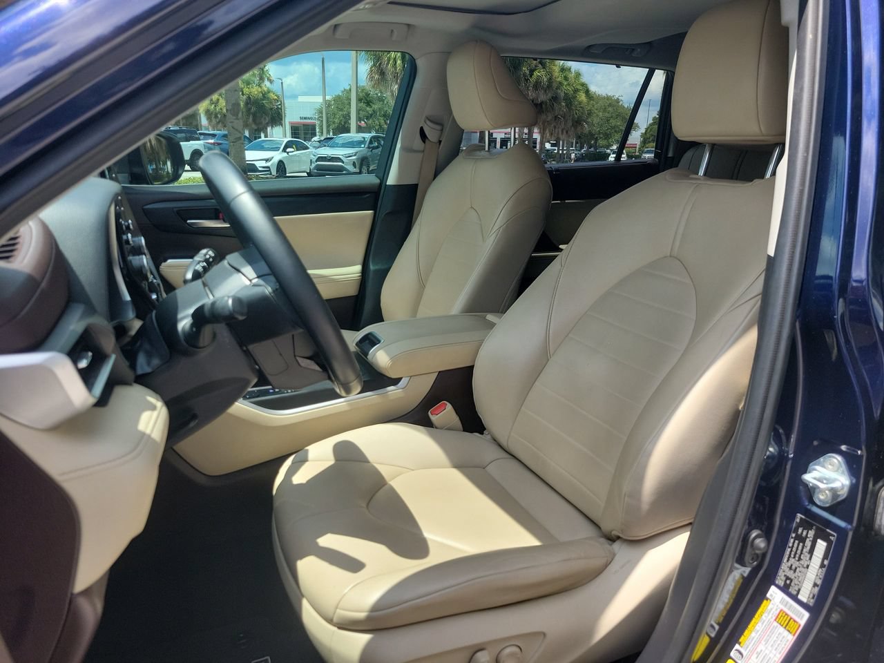 Used 2021 Toyota Highlander XLE FWD image 17