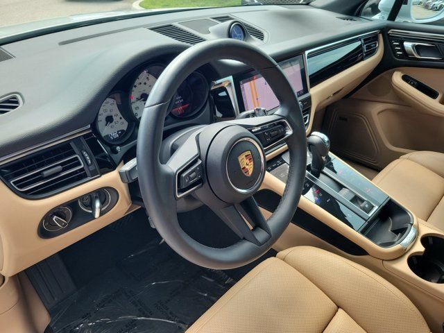 Used 2024 Porsche Macan AWD/4WD image 18
